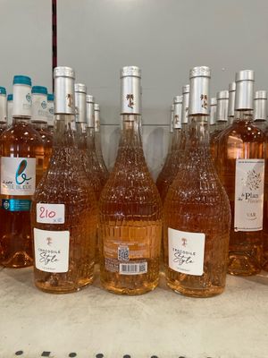 Des bouteilles de vin sont alignées sur une étagère dans une cuisine