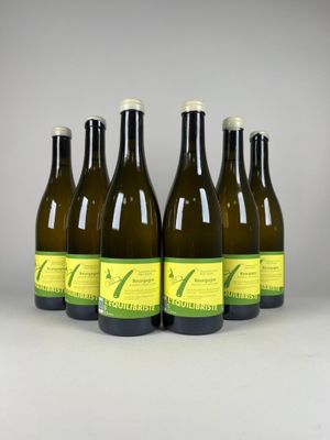 six bouteilles de vin sont alignées dans une rangée