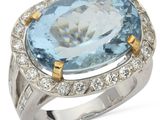 gros plan d'une bague avec une topaze bleue entourée de diamants