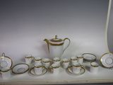 beaucoup de tasses et de soucoupes posées sur une étagère