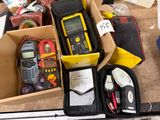 une boîte remplie de matériel électronique posée sur le sol