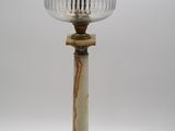 une lampe à l'ancienne surmontée d'un globe en verre