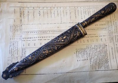un couteau posé sur une feuille de papier