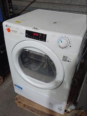 une machine à laver posée sur une palette