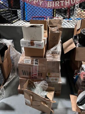 plusieurs boîtes empilées les unes sur les autres