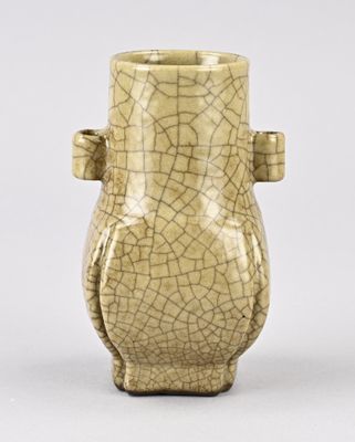 un petit vase orné d'un motif craquelé
