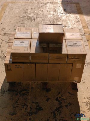 une pile de cartons posée sur une palette