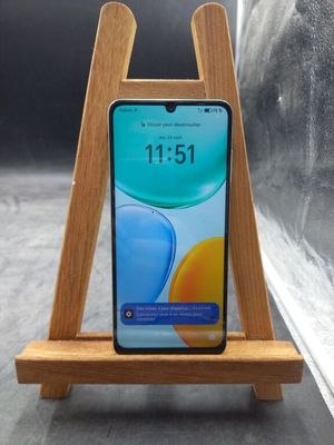 une image représentant un support en bois sur lequel est posé un téléphone