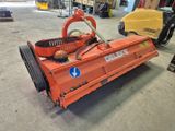 une photo d'une machine rouge dans un garage