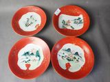 quatre assiettes rouges et blanches ornées d'oiseaux et de fleurs