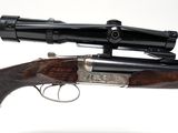 un gros plan d'un fusil sur fond blanc, équipé d'une lunette de visée