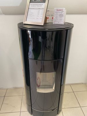 une poubelle noire sur laquelle est posé un menu