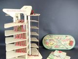 un petit avion en jouet posé à côté d'un livre