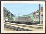 une photo d'un train vert et blanc sur les rails