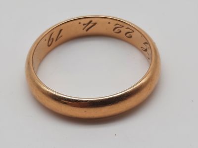 une image représentant une bague en or sur laquelle figure une inscription