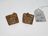 paire de boucles d'oreilles dorées ornées de cristaux et de filigrane