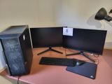 un bureau d'ordinateur équipé de deux écrans et d'un clavier