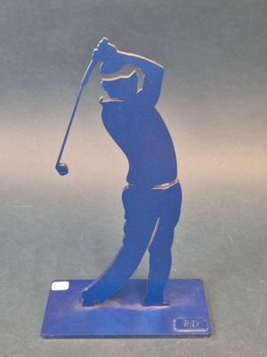statue d'un homme brandissant un club de golf, posée sur un socle bleu