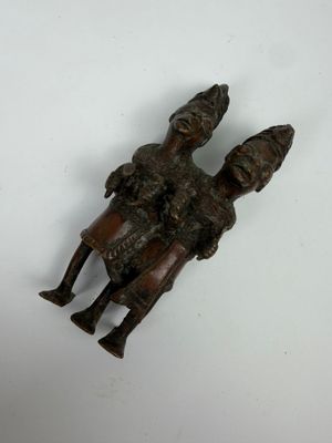 statue représentant un homme et une femme assis sur un cheval