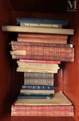 plusieurs livres empilés dans une boîte