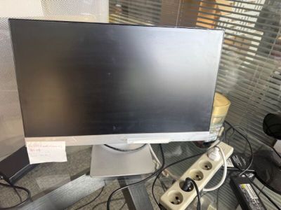 un écran d'ordinateur posé sur une table en verre
