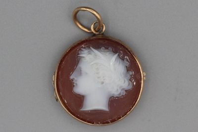 une photo d'une photo représentant la tête d'une femme dans un pendentif