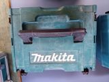 une photo d'une boîte à outils Makita posée sur une étagère