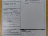 un gros plan d'un ticket de caisse posé sur une table en bois
