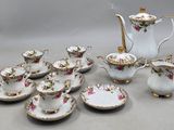 un grand nombre de tasses et de soucoupes posées sur une table