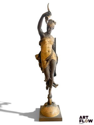statue d'une femme tenant une épée, posée sur un socle en bois