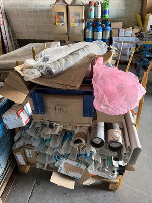 un chariot rempli de cartons et d'autres objets dans un entrepôt