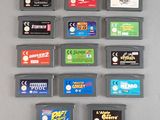 tout un tas de cartouches de jeux Nintendo posées sur une table