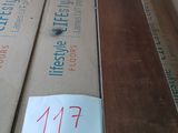 Plusieurs caisses contenant différents types de bois sont empilées les unes sur les autres