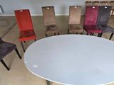 de nombreuses chaises disposées autour d'une table blanche dans une pièce