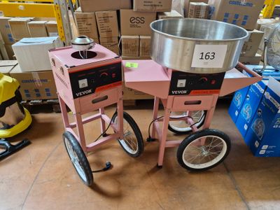 deux machines qui se trouvent l'une à côté de l'autre sur le sol