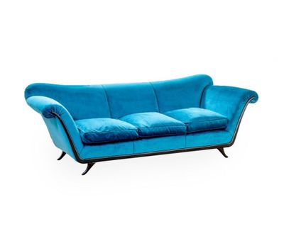 Le canapé bleu est posé sur une surface blanche, avec un fond blanc.