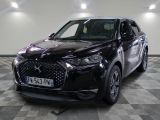 l'avant d'un SUV noir garé dans une pièce au sol en damier
