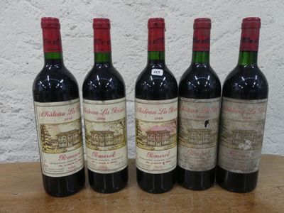 quatre bouteilles de vin sont alignées sur une table