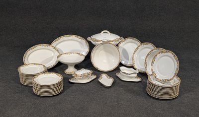 une pile d'assiettes et de bols en porcelaine blanche et dorée