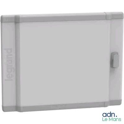 une image montrant un gros plan d'un tableau blanc sur fond blanc