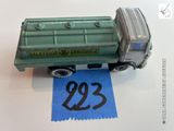 un camion miniature posé sur une table