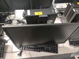 beaucoup d'ordinateurs posés sur un bureau