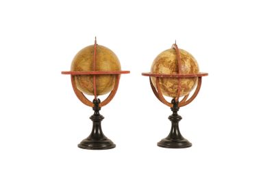 Paire de globes céleste et terrestre en bois tourné et papie…