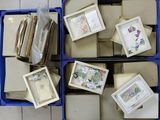 beaucoup de livres dans une boîte bleue posée par terre