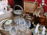 une table sur laquelle sont disposés de nombreux verres