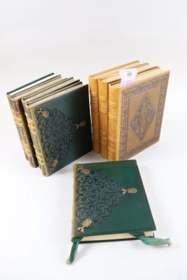 plusieurs livres sont alignés sur une surface blanche
