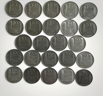 l'image d'un paquet de pièces de monnaie posé sur une surface blanche