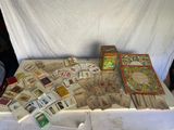 une table sur laquelle sont posées de nombreuses cartes et d'autres objets