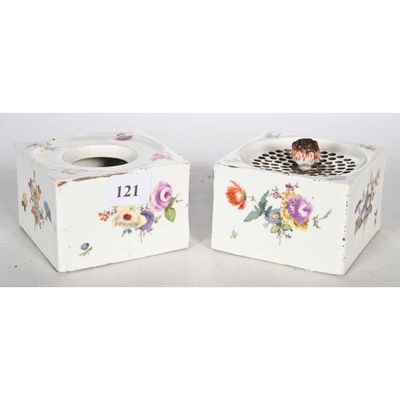 une paire de boîtes à mouchoirs en porcelaine ornées de fleurs et de personnages peints