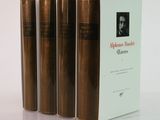 trois livres posés sur une table blanche, l'un à côté de l'autre
